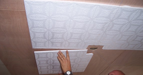 Клеим потолочную плитку ламинированную