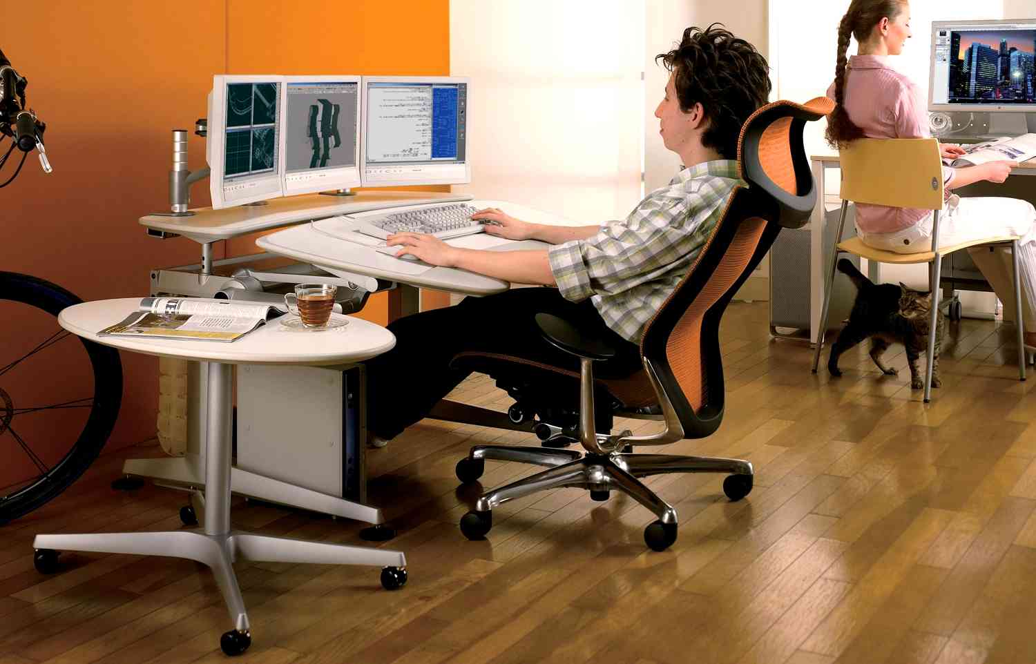 Комфортные офисные стулья на рабочем месте